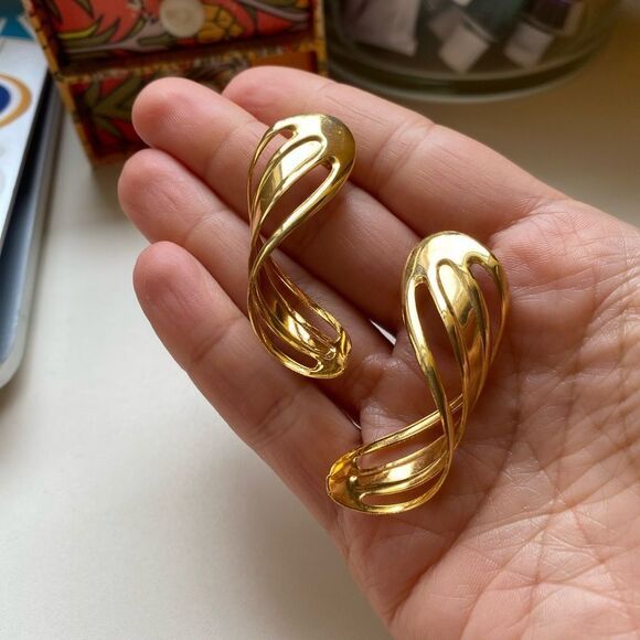 Retro Style Gold Twist Earrings - Picture 4 of 5